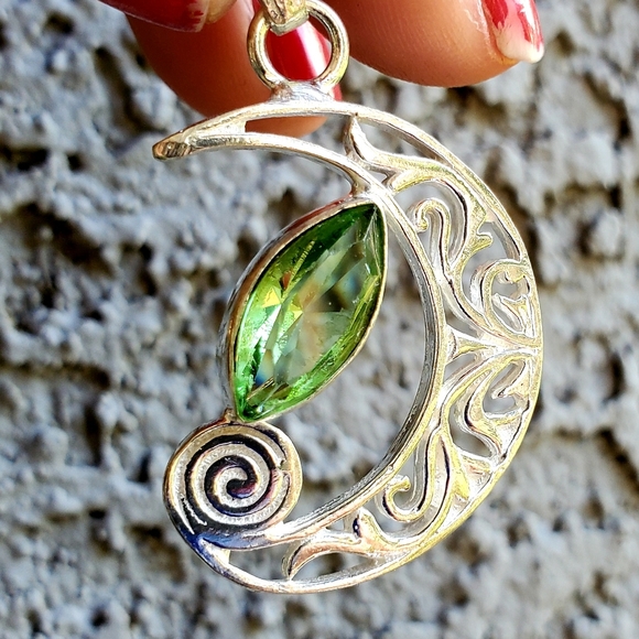 New Tsavorite Silver Crescent Moon Pendant. - Picture 6 of 15